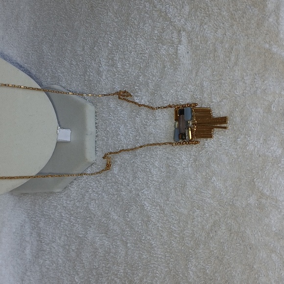 Elegant Gold Necklace with Pendant - Picture 6 of 8